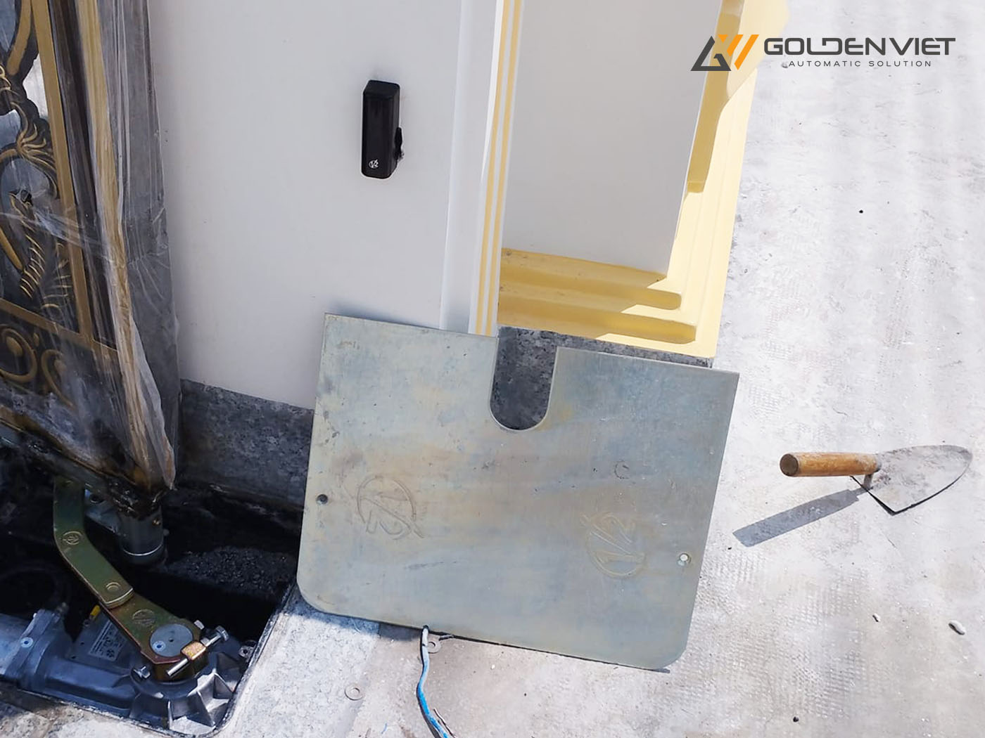 Motor âm sàn được lắp phía dưới chân cổng